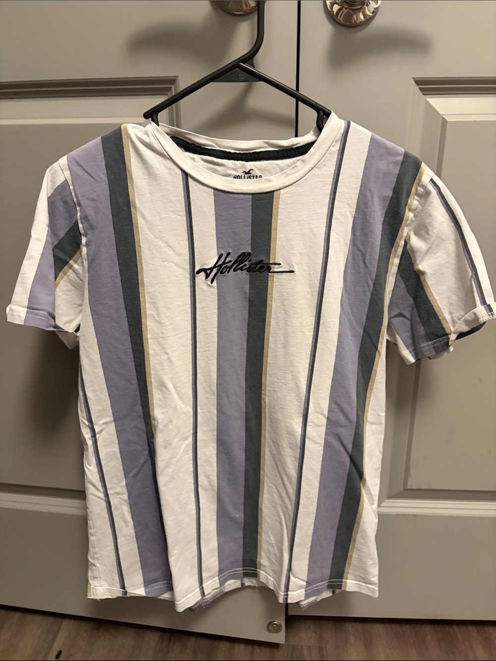 Hollister Cream Short-Sleeve Tee with Gray and Blue Stripes - Picture 3 of 4